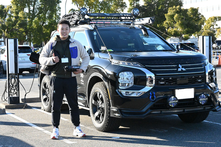 「オーナーズPHEVいいね！ コンテスト」優勝の呉原さんは広島県からの参加。新型「アウトランダー」はまだカスタムパーツが少なく、あったとしても都会系が多いので、どうやってオフロード系にいじれるかを模索しているという。購入したパーツは基本的に自分で装着しているそうだ。