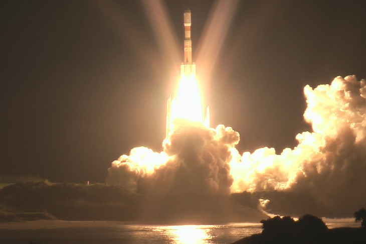 かつて種子島で見学した「H-ⅡBロケット」の打ち上げシーン。フェラーリ1000台分のごう音（推定）が轟いた。