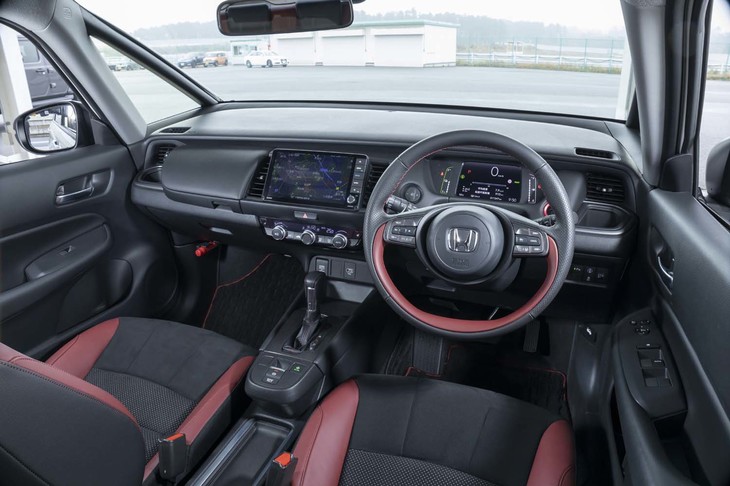 内装は「ボルドーレッド」とブラックできれいにコーディネートされていたが、市販バージョンが同じようになるかはまだ分からないそうだ。