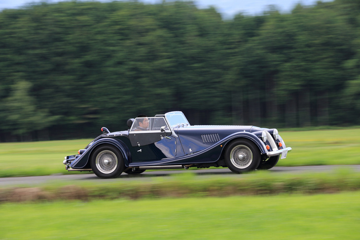 サスペンションは、前がスライディングピラー式の独立懸架、後ろが車軸式。モーガンでは「プラス4」や「ロードスター」にもこの形式のサスペンションを採用している。