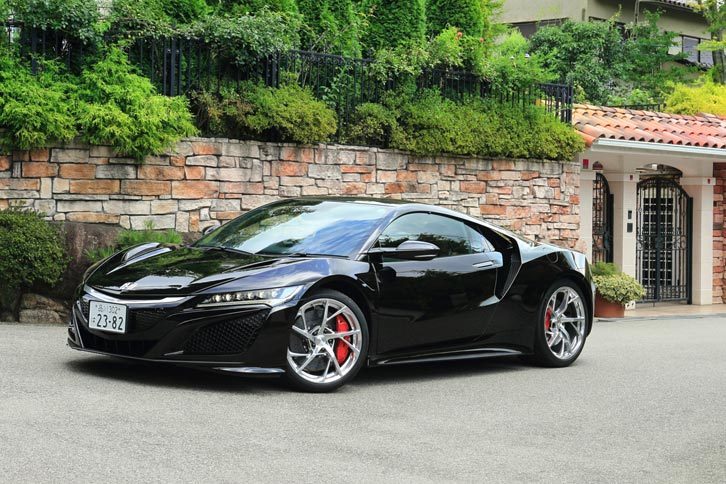 エクステリアデザインはエアロダイナミクスを徹底して追及したもの。エンジンなどの冷却効率を高めるため、フローティングタイプのCピラーを採用している。