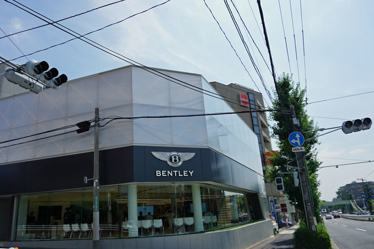 東京都世田谷区にオープンする「ベントレー東京 世田谷ショールーム」。写真左側が目黒通り。