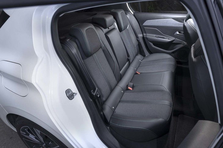 「308」は先代モデルよりも後席レッグルームが30mm拡大しているが、後席の居住性では「ゴルフ」に譲る。前席の主張が強いことが写真からも分かる。