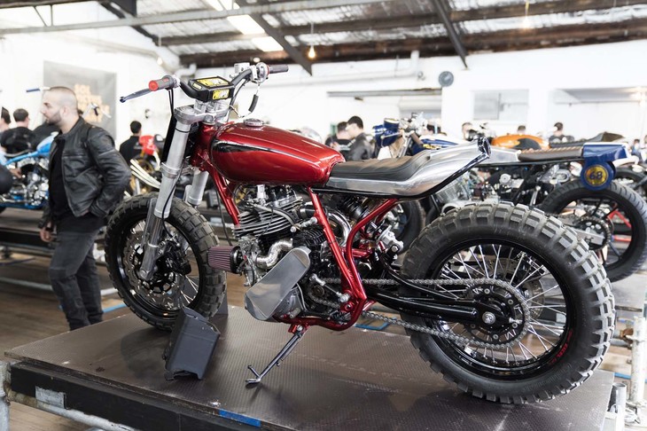 Oily Rag Customsが造り上げた「ヤマハSR400」ベースのカスタムマシン。排気量を535ccまで拡大したエンジンにはスーパーチャージャーをセット。冷却フィンを2インチ拡大したことも含め、エンジンは迫力を増している。またリアを中心にフレームまわりも大幅に変更。倒立フォークやシングルタイプのリアショックも採用する。