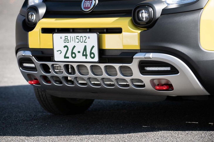 フロントバンパー下部には直径10cm大の穴がたくさん開いたスキッドガード風パーツを装備する。