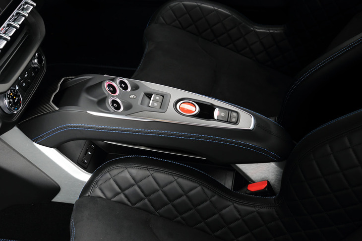 フローティング式のセンターコンソール。上面にはエンジンの始動ボタンやシフトセレクター、窓の開閉スイッチなどが並ぶ。