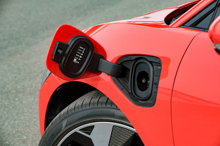 充電については、最大7kWのAC普通充電と、CHAdeMO規格の50kW急速充電に対応。前者では0％から100％まで充電するのに約12.6時間かかり、後者でも0％から85％までの充電におよそ85分を要する。