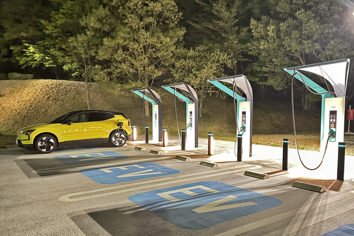 常磐道の友部サービスエリア（上り）で充電中。最大出力90kW（1台で使用時）の急速充電器が6基備わっている。