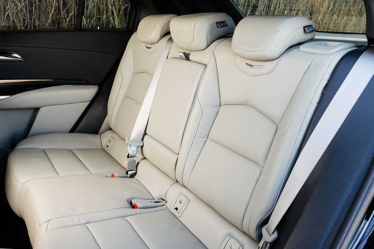 高めの車高と2775mmのホイールベースもあって、後席にも十分な空間を確保。ドアトリムやシートに施されたステッチは、いずれも人の手による本物だ。