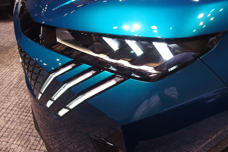 プジョー3008（ヘッドランプ）