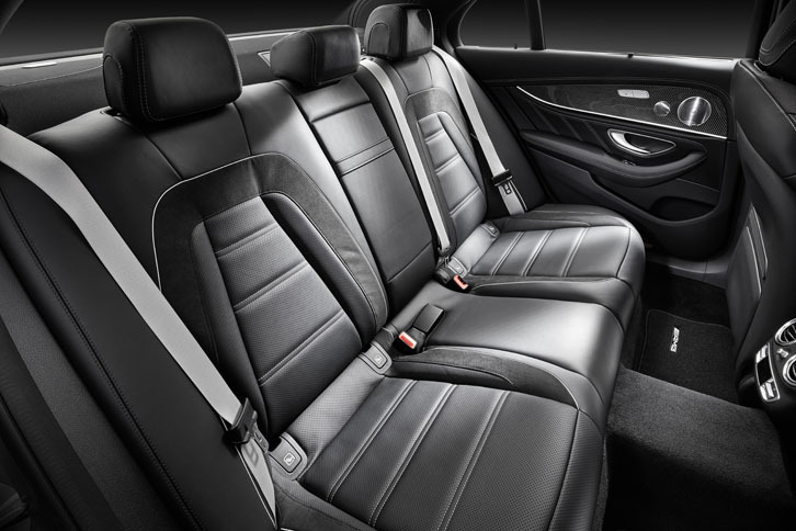 スポーティーなデザインのリアシート。フロントと同様に座面にはクリスタルグレーのパイピングが施されている。