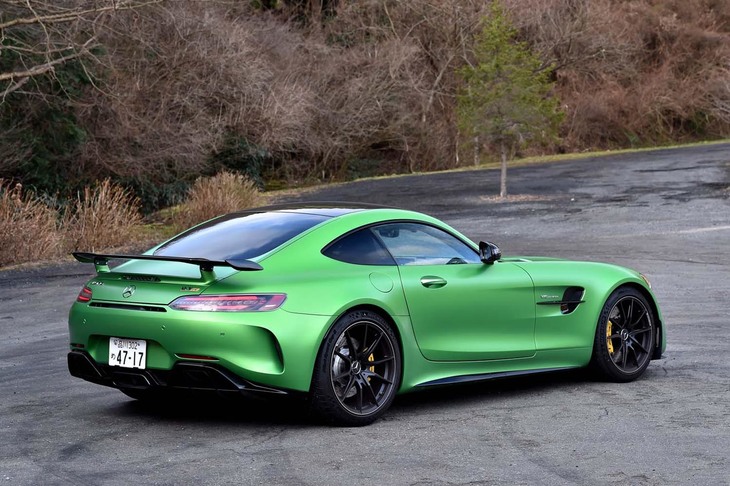 
	【メルセデスAMG GT Rのスペック】
	ボディーサイズ：全長×全幅×全高＝4550×2005×1285mm／ホイールベース：2630mm／車重：1690kg／駆動方式：FR／エンジン：4リッターV8 DOHC 32バルブ ツインターボ／トランスミッション：7段AT／最高出力：585PS（430kW）/6250rpm／最大トルク：700N・m（71.4 kgf・m）/2100-5500rpm／タイヤ：（前）275/35ZR19 100Y XL／（後）325/30ZR20 106Y XL（ミシュラン・パイロットスポーツ カップ2）／燃費：--km/リッター／価格：2426万円
	
	【取材時の燃費データ】
	テスト距離： 226.0km（市街地1：高速道路8：山岳路1）／使用燃料：32.7リッター（ハイオクガソリン）／参考燃費：6.9km/リッター（満タン法）／6.8km/リッター（車載燃費計計測値）
	