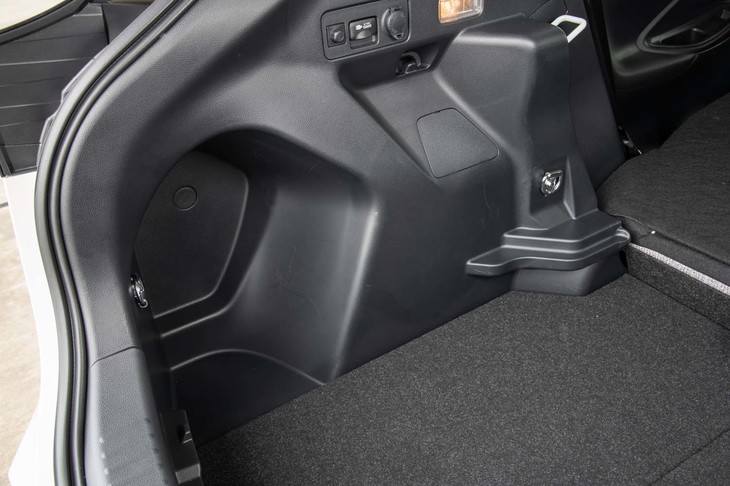 デッキボードを下段に合わせると9.5インチのゴルフバッグが2つ収納できる。荷室の壁面がえぐられており、ここにゴルフバッグの先端を差し込む仕掛け。