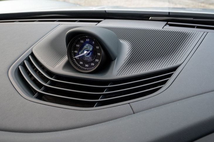 試乗車には動力性能に関するオプションとして、「パフォーマンスバッテリー プラス」のほか、クロノグラフやパフォーマンス志向の走行モード「スポーツプラス」などをセットにした「スポーツクロノパッケージ」が装備されていた。