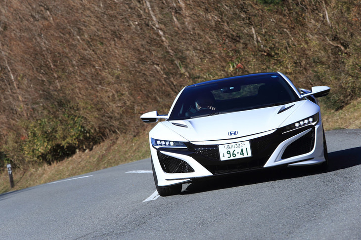 「スポーツ＋」モードを選択すると、EV走行とアイドリングストップが無効に。ツインモーターによるトルクベクタリングをより積極的に生かしたコーナリングが可能となる。