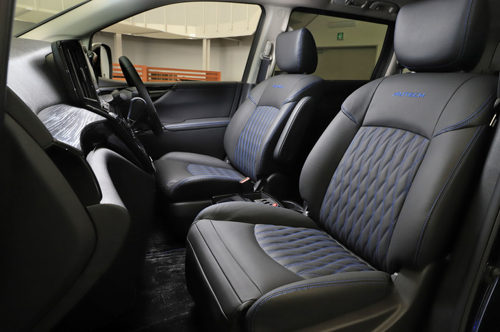 「エルグランドAUTECH」の上質な本革シート。これらインテリアの装備も、すべてオーテックが内製している。