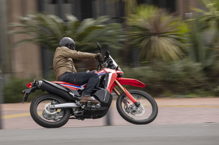 機能面では、12リッターの燃料タンクの採用もトピック（従来比＋2リッター）。燃費改善とも相まって、ロングツーリングでの利便性が向上した。