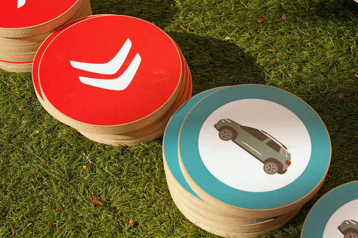 四目並べの駒にはシトロエンの「ダブルシェブロン」と新しい「C3エアクロスSUV」が描かれている。