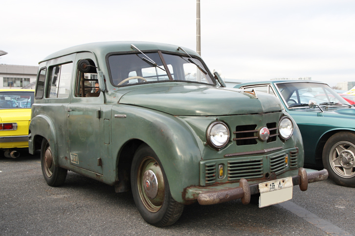 1954年「ダットサン・ライトバン DV-4」。2016年は「ヂャイアント消防車」、2015年は「オオタVF型ライトバン」と、ここ数年、超希少な戦後の国産車の残存車両を出展しているオーナー氏が、またもや驚かせてくれた。米車のコンパクトカーである「クロスレー」を参考にしたデザインのボディーを持つ、「ダットサン・デラックスセダン」のライトバン版である。