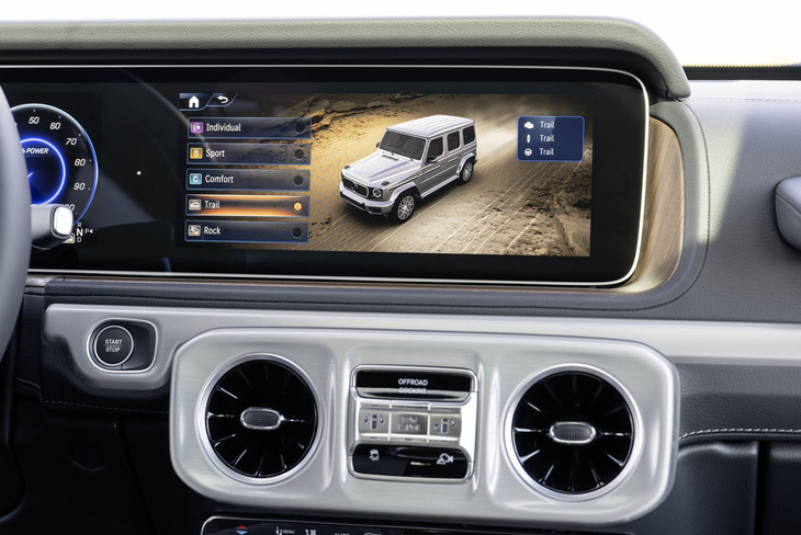 ドライブモードは「インディビジュアル」「スポーツ」「コンフォート」「トレイル」「ロック」の全5種類。足まわりには減衰力可変式ダンパーを装備するが、乗り心地は改善の余地ありだ。