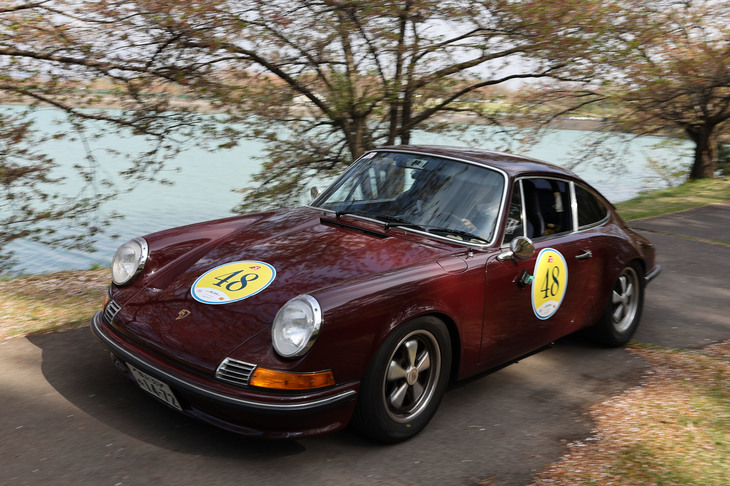 マルーンのボディーカラーが美しい1969年「ポルシェ911」。