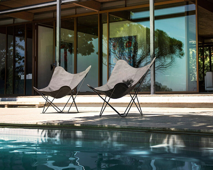 LIVING MOTIF | アウトドアチェア
価格：8万6900円

“バタフライチェア”の愛称で知られる、1938年に誕生したBKFチェアのアウトドア仕様が登場した。クラシックなデザインとハンモックのように快適な掛け心地はそのままに、色あせや腐食のないサンブレラ社製ファブリックを採用。フレームには耐腐食性の高いガルバナイズド処理を施されるなど、ガレージにも適した仕様となっている。

問い合わせ：リビング・モティーフ 03-3587-2784