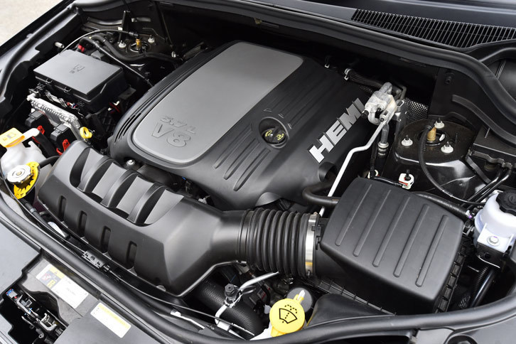 
	「サミット」に搭載される自然吸気の5.7リッターV8エンジン。V型のOHVでありながら、クロスフロータイプの半球型燃焼室を持つ。
	