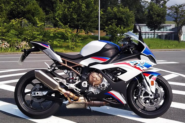 記者を熱中症にしかけた、“二輪界の「911 GT3 RS」”こと「BMW S1000RR」。ちなみに、ゼブラゾーンにバイクを止めているのは、警備員さんにここに誘導されたから（駐車場が封鎖されていたのだ）。マナー無視の行為ではないので、あしからず。