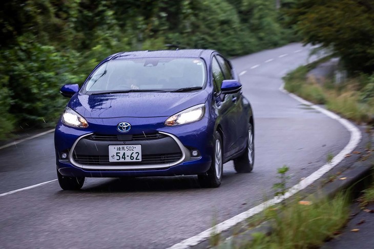 新型「アクア」においては、燃費性能だけでなく、ドライバーの意のままになる走りのよさが追求されている。