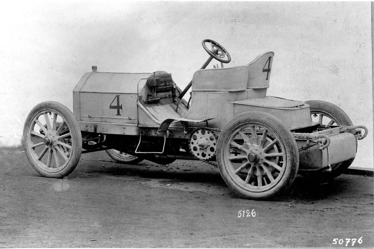 1901年に登場したダイムラーの「メルセデス35HP」。円形のステアリングホイールは、20世紀に入ると次第に普及していった。