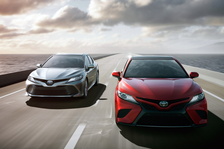 2017年1月のデトロイトモーターショーで発表された現行型「カムリ」（北米仕様）。右側のクルマのデザインにご注目である。