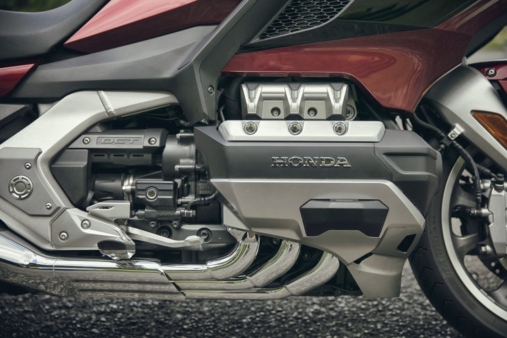 エンジンは1.8リッター水平対向6気筒OHC。シリンダーのボアピッチや左右シリンダーのオフセット量、動弁機構など、従来モデルからすべてを設計し直すことで、小型化と軽量化、燃費性能の向上を実現している。