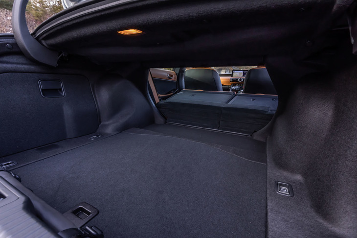 後席背もたれをすべて前方に倒した様子。収納スペースは拡大できるが、荷室床面と後席との間に段差が生じる。