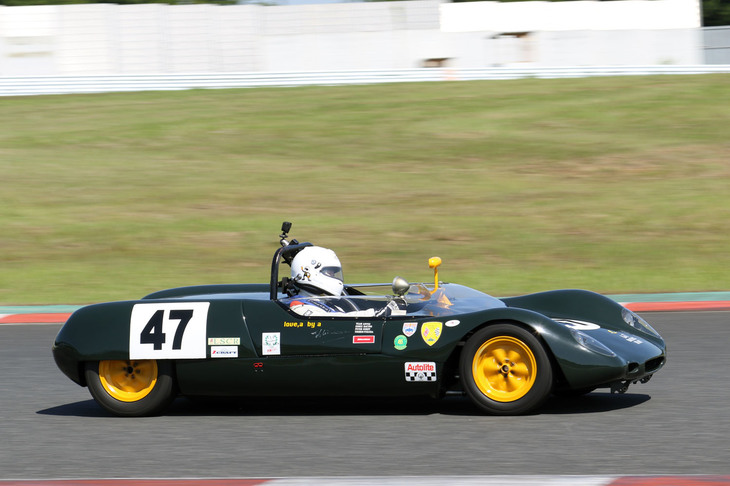 2位に入った1964年「ロータス23B」。もう1台、赤い同型車がエントリーしたが、慣熟走行中のマシントラブルにより予選／決勝には出走しなかった。