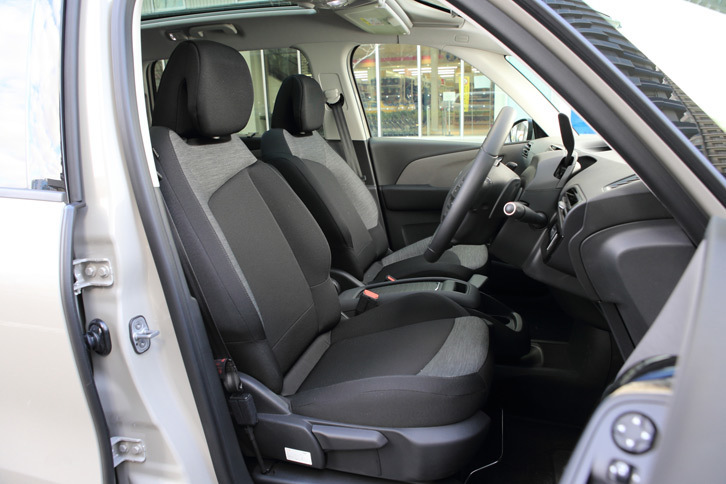 シートはツートンカラー（ブラック×グレー）のファブリック仕立てとなる。