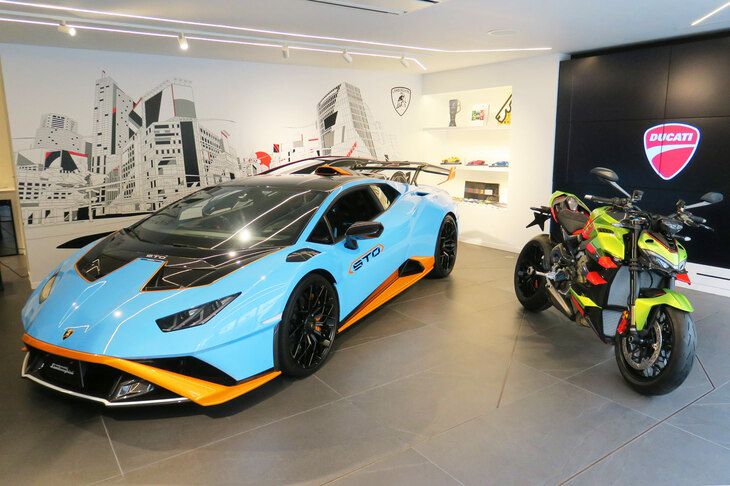 会場には、デザインのモチーフとなった「ランボルギーニ・ウラカンSTO」の姿も。