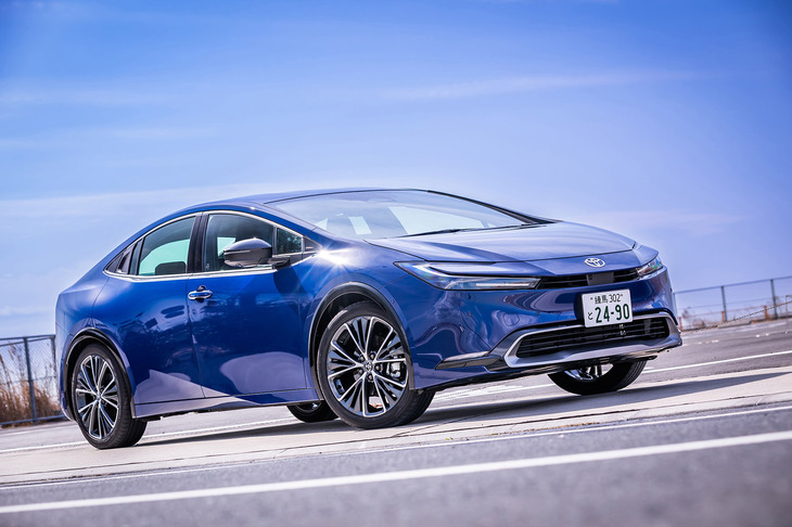 清水草一が“今年の一台”に挙げた、新型「トヨタ・プリウス」。先述の「三菱デリカミニ」がCOTYの「デザイン・カー・オブ・ザ・イヤー」受賞車なら、こちらはなんと今年のイヤーカー、すなわち「日本カー・オブ・ザ・イヤー」受賞車だ。これは本当に偶然か……？（写真：花村英典）