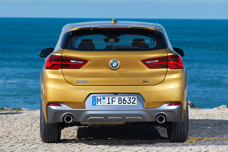 「X2」のリアビュー。サイドウィンドウがそれほど寝かされておらず、ルーフの幅が広く取られている。