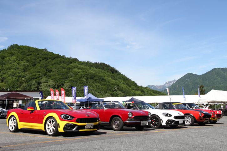 会場に並んだ新旧「124スパイダー」。