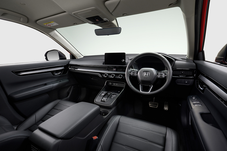 タイで生産される「CR-V」にはメーカーオプションの設定がなく、BOSEのプレミアムサウンドシステムなども標準で備わる（グレードによる装備差はある）。内装色は黒のみだが、素材の質感はなかなか高い。