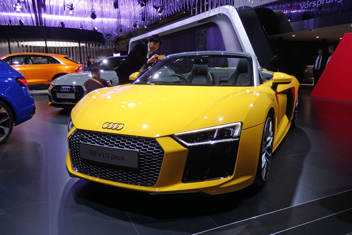 「アウディR8スパイダー」