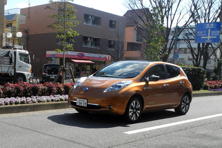 全車に自動ブレーキと車線逸脱警報が標準装備される「日産リーフ」。