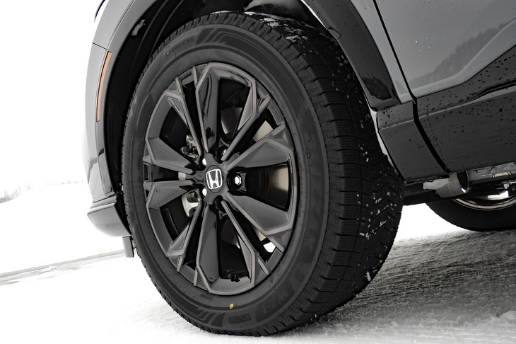 足元の仕様は19インチアルミホイールと235/55R19サイズのタイヤの組み合わせ。中空構造のレゾネーターを備えたノイズリデューシングアルミホイールが装備される。雪上・氷上での試乗なので、試乗車にはブリヂストンのスタッドレスタイヤが装着されていた。