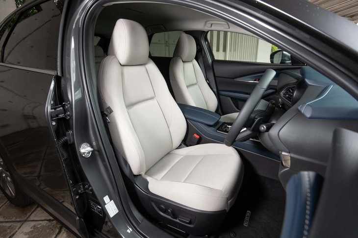 「CX-5」と同等の左右席間隔を確保したというフロントシート。センターおよびドアに大型のアームレストを採用したのも自慢だ。