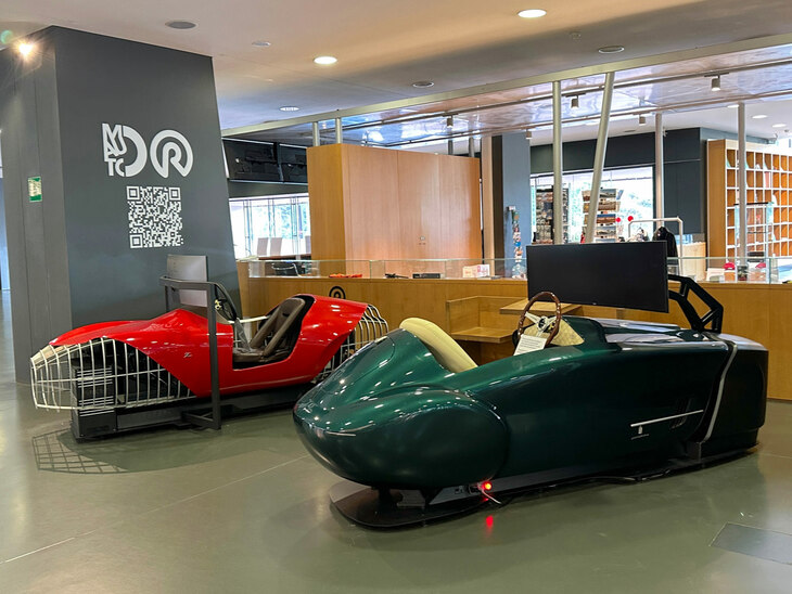 トリノ自動車博物館（MAUTO）の玄関ホールで。「ザガート・エリオZ 」（左）と「ピニンファリーナ・スポルティーヴァ」（右）。料金は、1コース10分15ユーロ（約2400円）、2コース25ユーロ（約4000円）。以下5点は2024年7月筆者撮影。