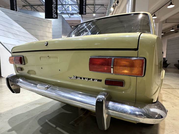 キリル文字で「ジグリ」と記されたバッジが。「Ziguli」とは工場があるサマーラ州の山塊。開発部門トップのダンテ・ジアコーザ自身が複数回にわたりソビエトを視察に訪れたことも記録に残されている。