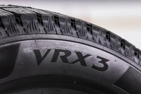 凹モールドを用いて、文字が浮き出て見えるようにデザインされた「VRX3」のロゴ。これを含めサイドウォールのデザインは、従来型「VRX２」とは明確に異なったものとなっている。