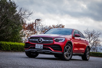 車体下部を保護するスキッドプレート風のバンパー下部デザインは標準のもの。「GLC220d 4MATICクーペ」の四輪駆動システム「4MATIC」は、エンジントルクを前後45：55で配分する。