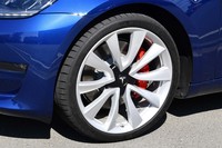 大径20インチのアルミホイール。試乗車にはミシュランの「パイロットスポーツ4」タイヤが組み合わされていた。