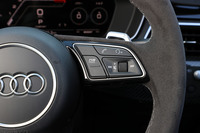 「RSモード」のスイッチはステアリングホイールの右スポークに配置。ドライバーが任意で設定したカスタマイズモードを、ボタンひとつで呼び出せる。